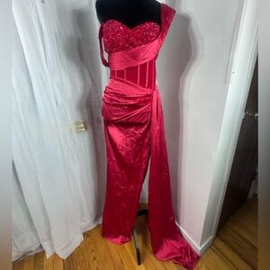 Elegant Red Evening Prom Gown